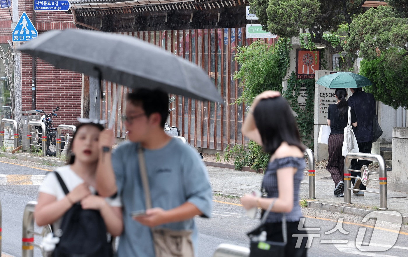 13일 서울 종로구 거리에서 시민들이 우산을 쓴 채 거리를 거닐고 있다. 2025.7.13/뉴스1 ⓒ News1 김성진 기자