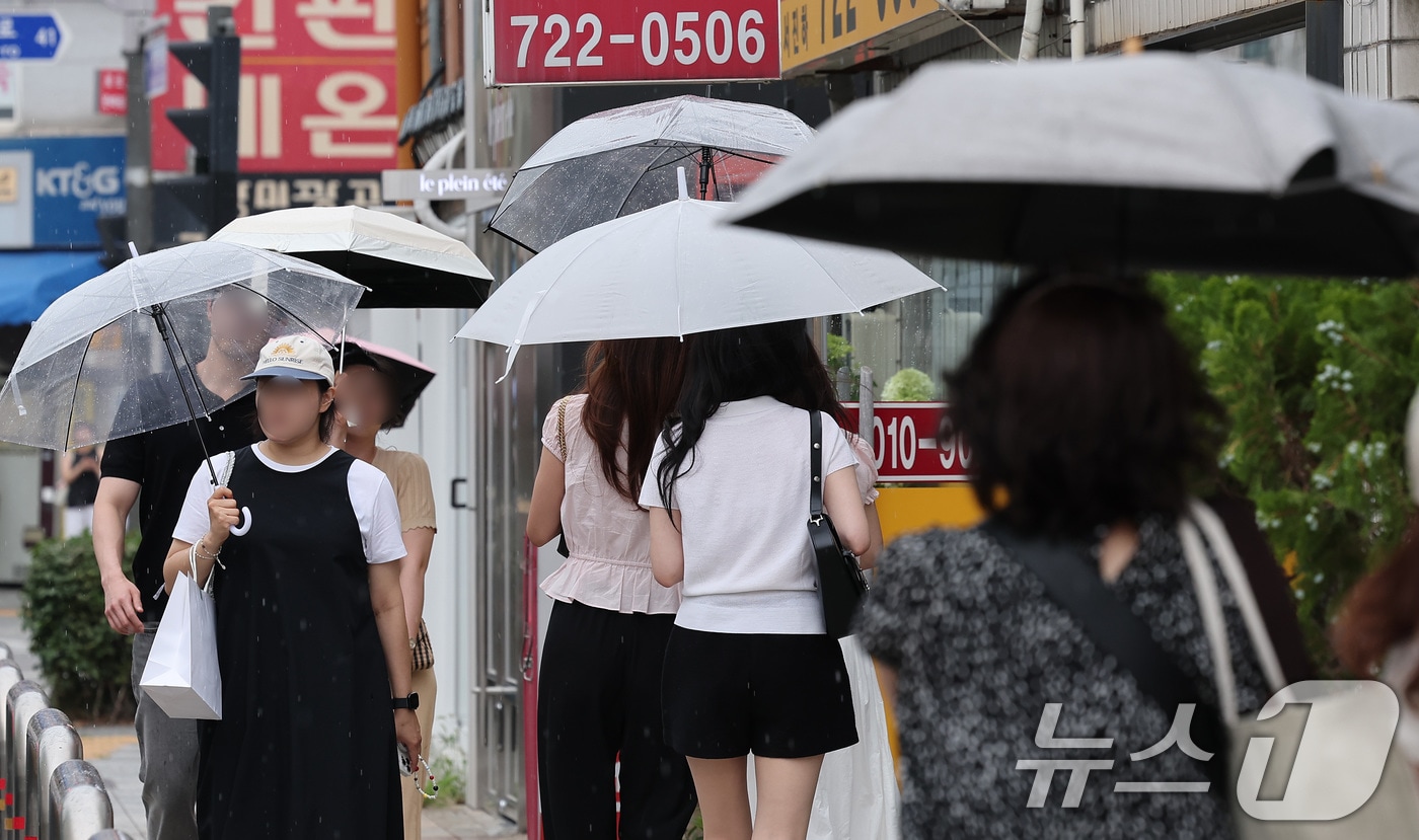 13일 서울 종로구 거리에서 시민들이 우산을 쓴 채 거리를 거닐고 있다. 2025.7.13/뉴스1 ⓒ News1 김성진 기자