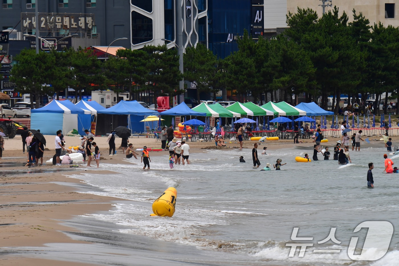 13일 오후 경북 포항시 북구 영일대해수욕장에서 피서객들이 더위를 식히고 있다. 2025.7.13/뉴스1 ⓒ News1 최창호 기자