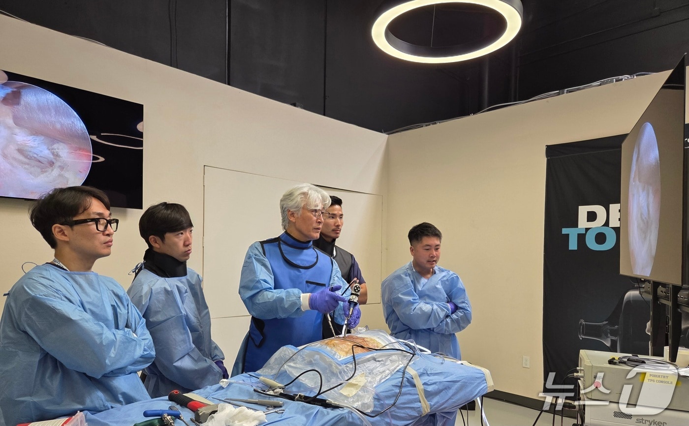 박철웅 대전우리병원 박사(가운데)가 미국 척추외과 의사들을 대상으로 양방향 내시경 수술 기법을 시연하고 있다.(대전우리병원 제공) /뉴스1
