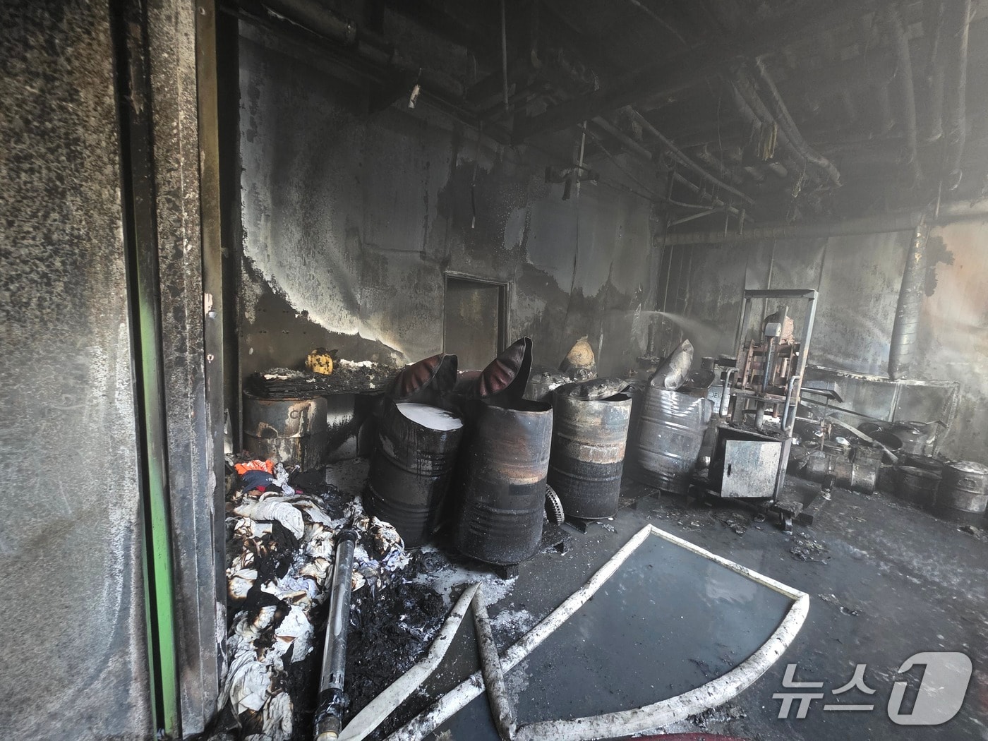 13일 경기 평택시 페인트 제조공장 화재 현장 내부 모습. &#40;경기소방재난본부 제공, 재판매 및 DB금지&#41;