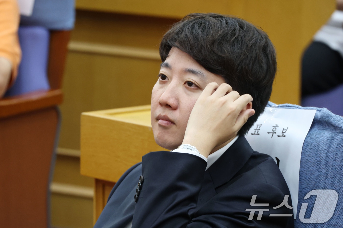 개혁신당 차기 당대표 선거에 단독 출마한 이준석 의원이 13일 오후 서울 여의도 국회에서 열린 개혁신당 제2차 전당대회 1차 온라인토론회에 참석해 있다. 2025.7.13/뉴스1 ⓒ News1 이광호 기자