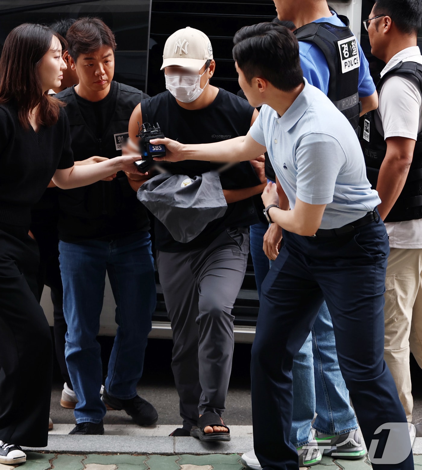 부모와 형 등 자신의 가족 3명을 살해한 30대 남성 A씨가 13일 오후 경기 부천시 인천지방법원 부천지원에서 열린 구속 전 피의자 심문(영장실질심사)에 출석하고 있다. A씨는 지난 10일 오전 김포시 하성면 단독주택에서 60∼70대 부모와 30대 형 등 3명을 흉기로 찔러 살해한 혐의를 받고 있다. 2025.7.13/뉴스1 ⓒ News1 구윤성 기자