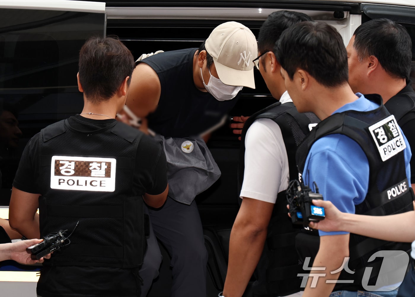 부모와 형 등 자신의 가족 3명을 살해한 30대 남성 A씨