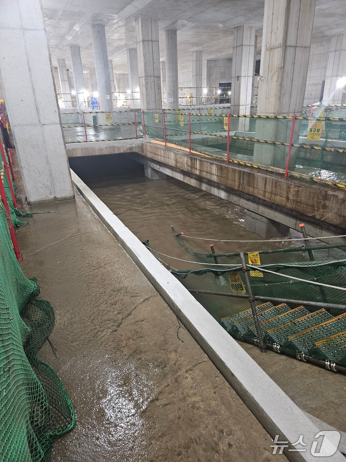 14일 부산 사상-하단선 공사장 누수 현장.(부산소방재난본부 제공. 재판매 및 DB 금지비