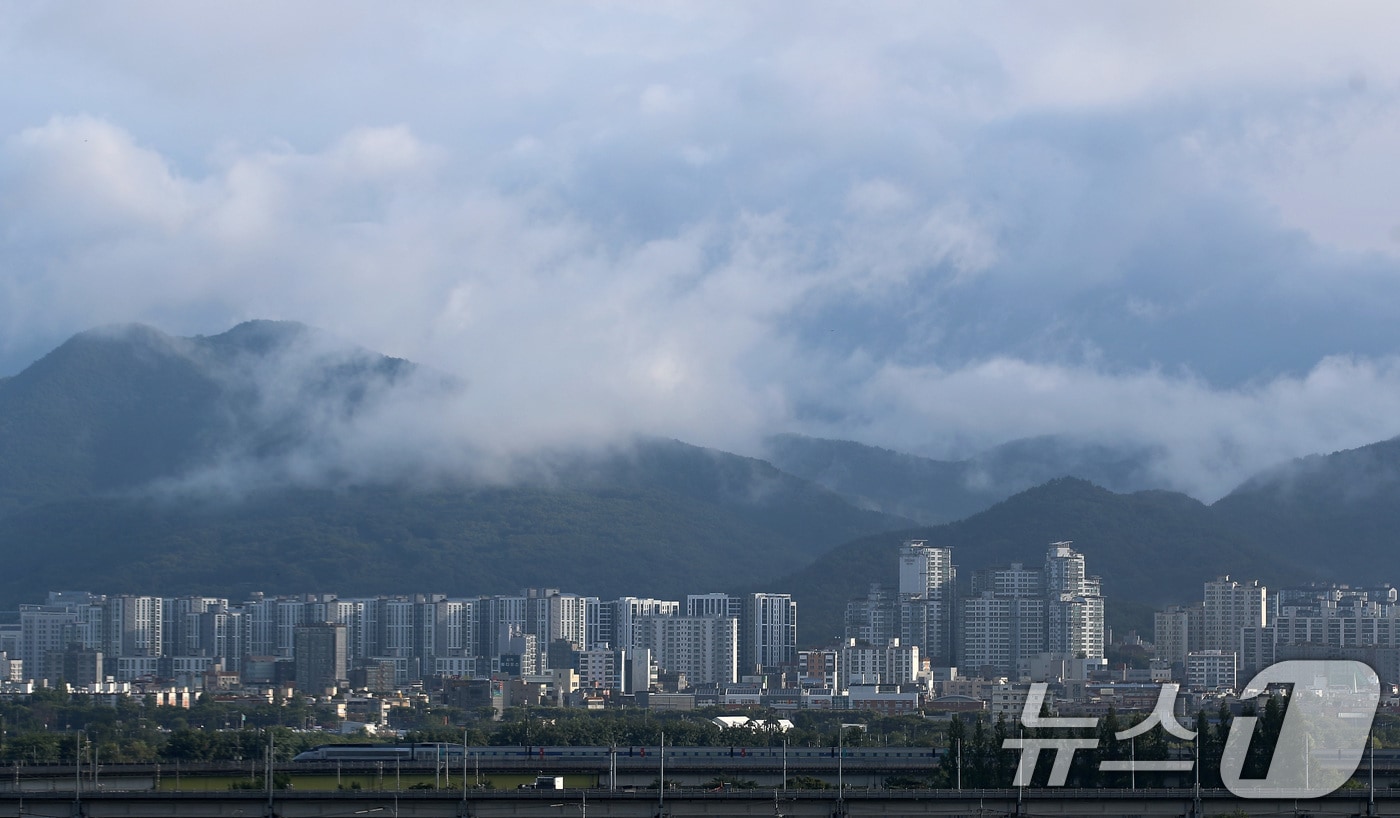 밤사이 요란하게 내리던 비가 그친 14일 오전 대구 동구 팔공산 상공에 구름이 걷히고 있다. (사진은 기사 내용과 무관함) 2025.7.14/뉴스1 ⓒ News1 공정식 기자