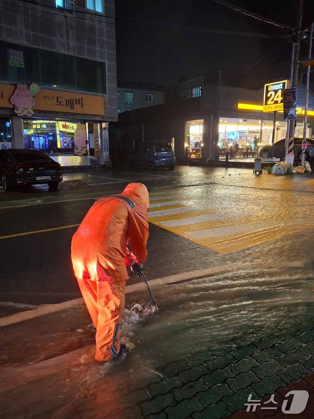 13일부터 14일 오전 사이 울릉도와 경주, 포항, 울진 등지에 100㎜가 넘는 많은 비가 내려 도로 장애가 발생하자 소방 당국이 배수작업을 하고 있다.(경북소방본부 제공)