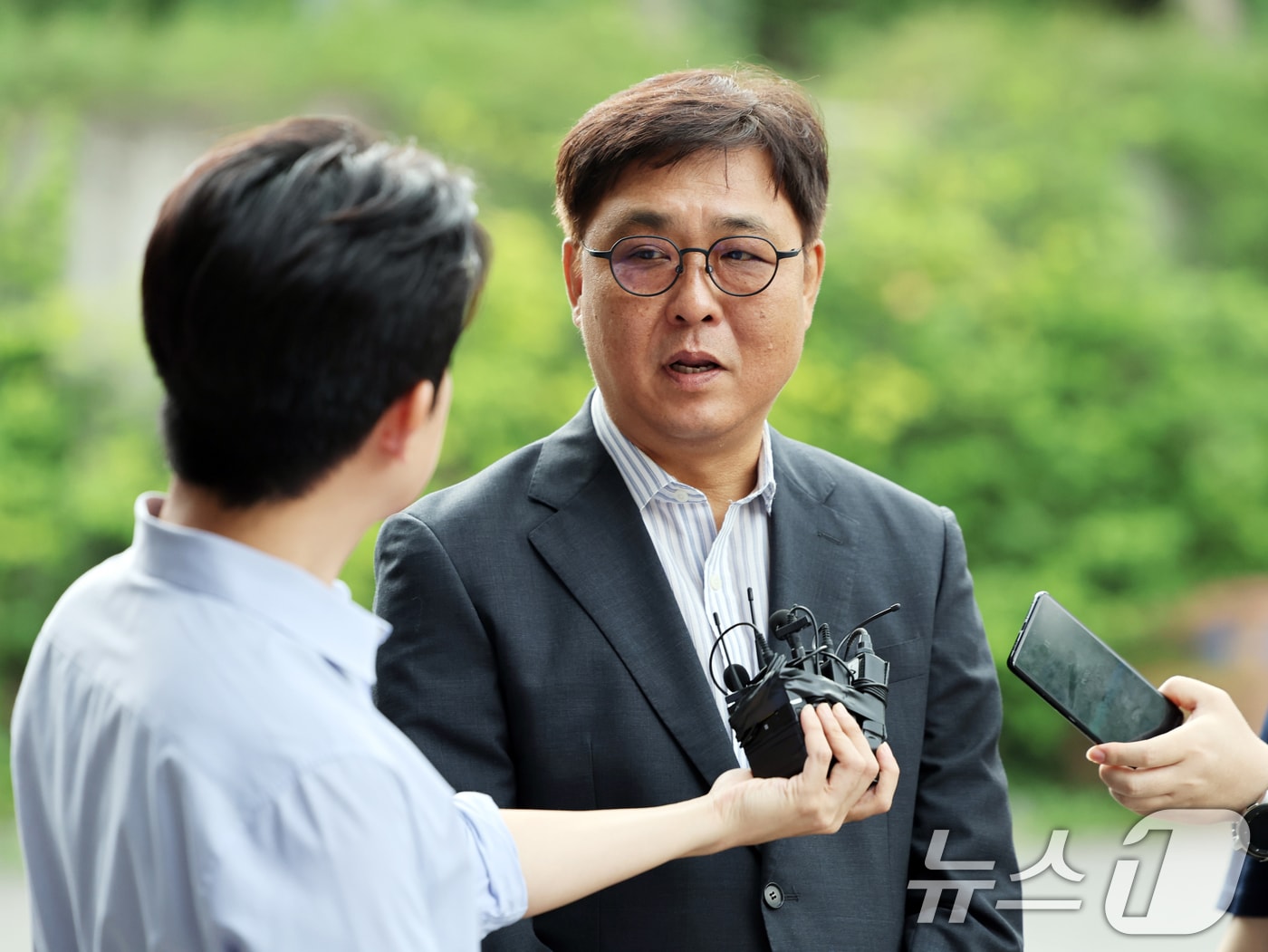 최휘영 문화체육관광부 장관 후보자가 '이재명 테마주'로 알려진 플랜티넷의 자회사인 플랜티유 주식을 다량 보유해 취득 경위를 밝혀야 한다는 지적이 나왔다. 사진은 최 후보가 14일 서울 종로구 국립현대미술관에 마련된 인사청문회 사무실로 출근하며 소감을 밝히는 모습. 2025.7.14/뉴스1 ⓒ News1 황기선 기자