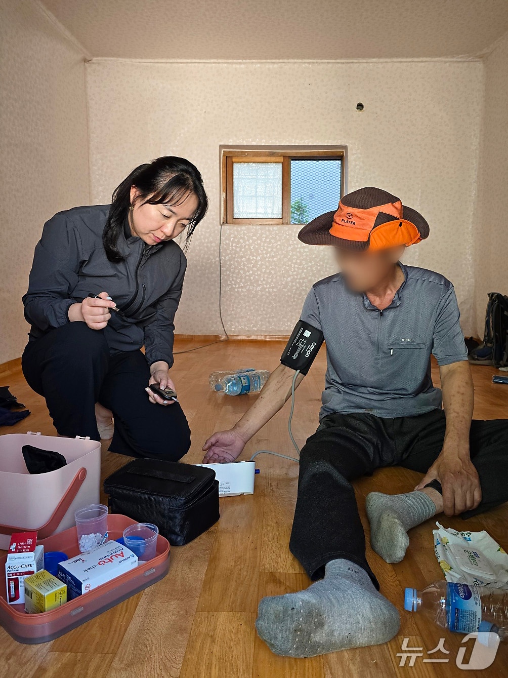 대구 군위군 군위읍 '찾아가는 보건복지팀'이 폭염 속 취약가구를 방문해 건강을 체크하고 있다. (군위군청 제공. 재판매 및 DB금지)