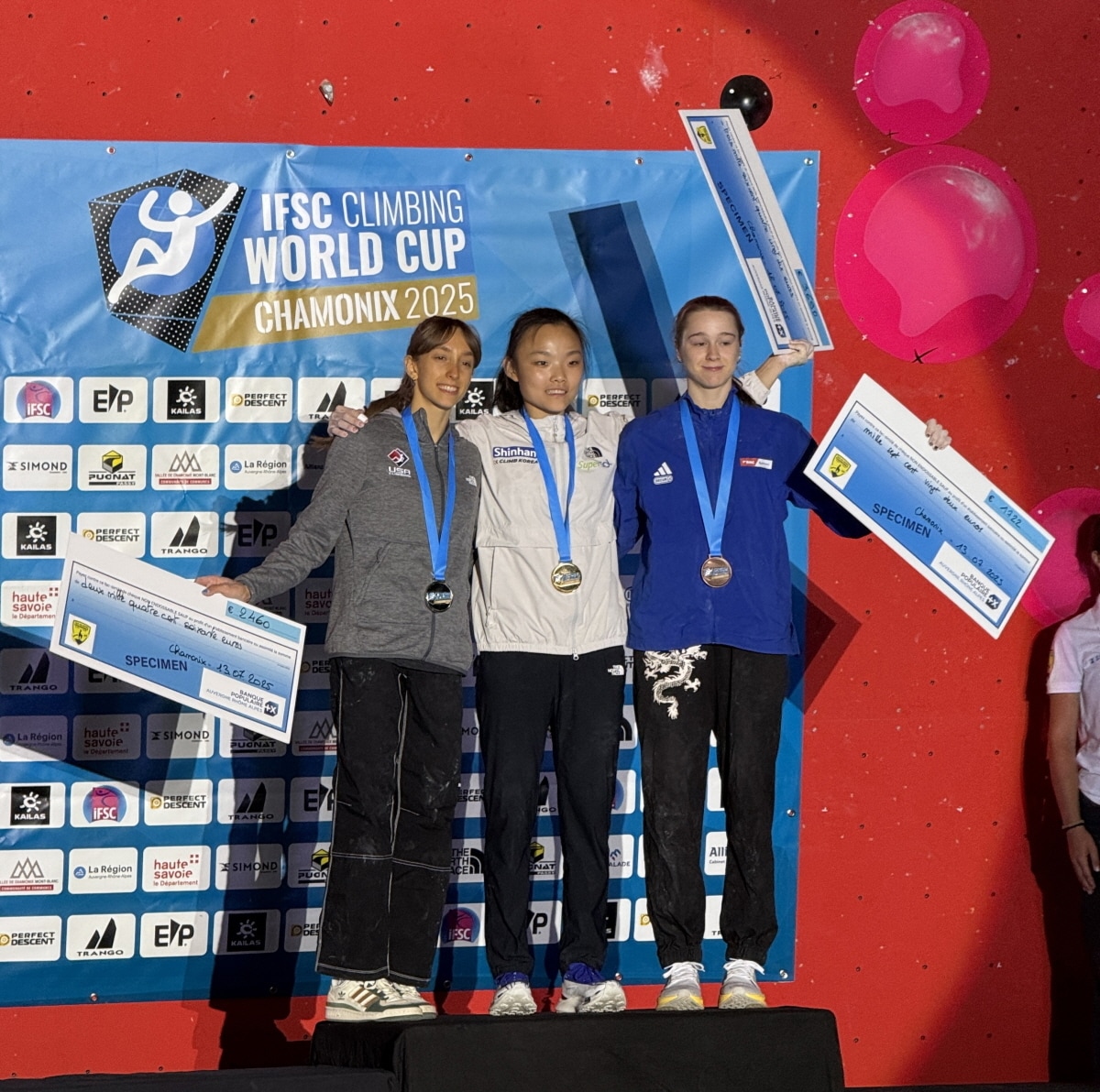 한국 스포츠클라이밍의 간판 서채현(가운데)이 개인 통산 6번째 월드컵 정상에 올랐다. (대한산악연맹 제공)