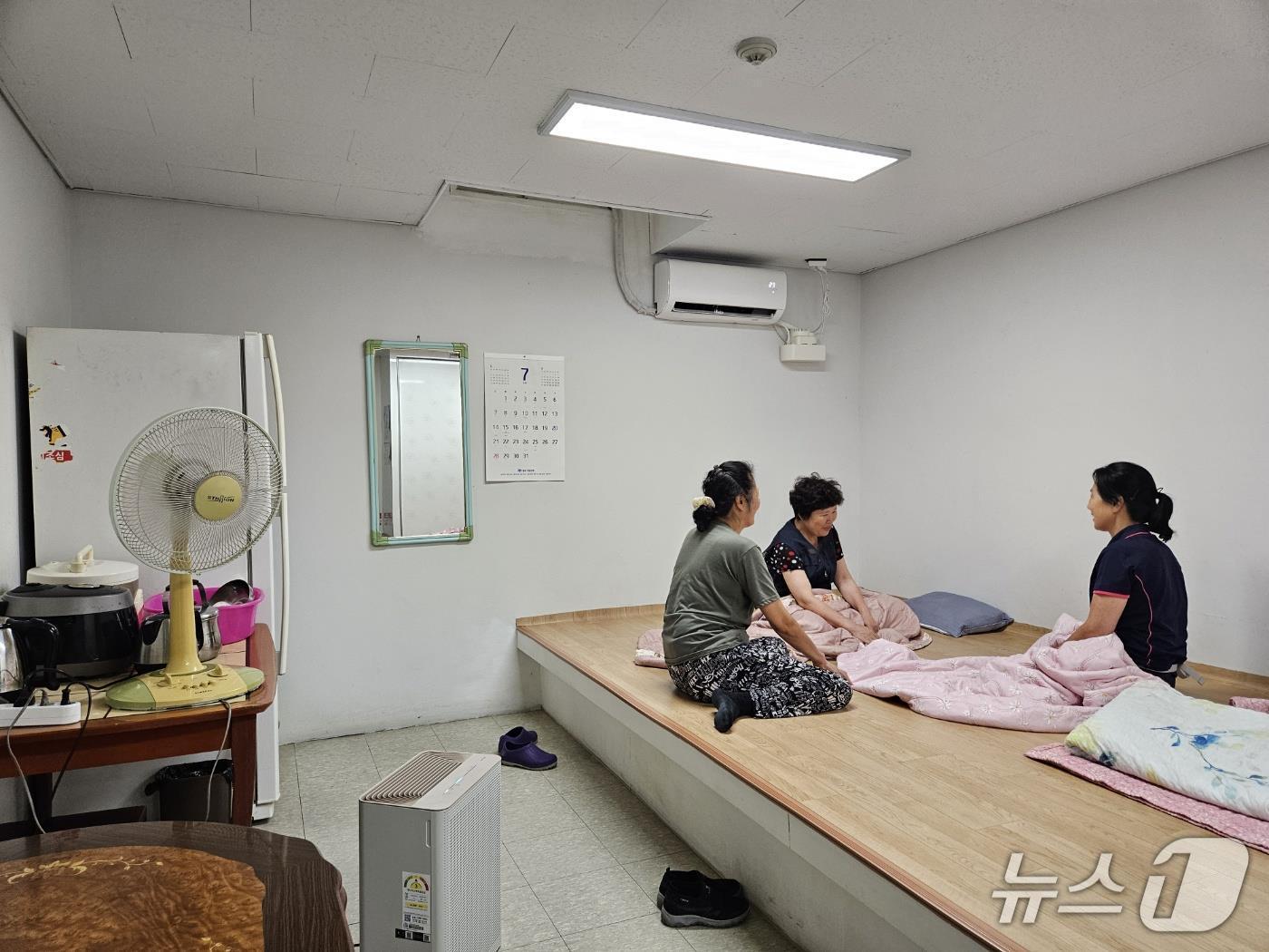 성동구의 한 공동주택 미화원들이 에어컨이 설치된 휴게시설에서 휴식을 취하고 있는 모습 (성동구청 제공)