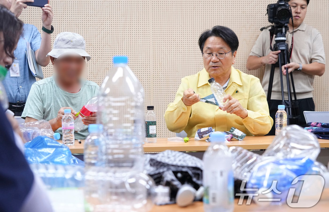 강기정 광주시장이 지난해 8월 1일 오후 광산구 송정1동행정복지센터를 찾아 송정1동 자원재생활동단 노인들과 투명페트병 라벨제거 작업을 함께하고 있다.&#40;광주시 제공. 재판매 및 DB 금지&#41; ⓒ News1 박준배 기자