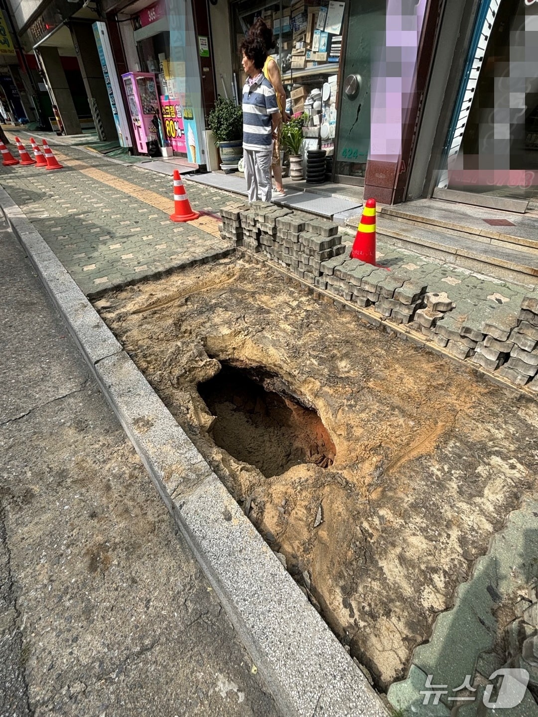 14일 오전 0시 23분쯤 인천시 미추홀구 주안동 인도에서 깊이 1ｍ의 땅 꺼짐(싱크홀)이 발생했다.(미추홀구 제공. 재배포 및 DB금지)2025.7.14/뉴스1
