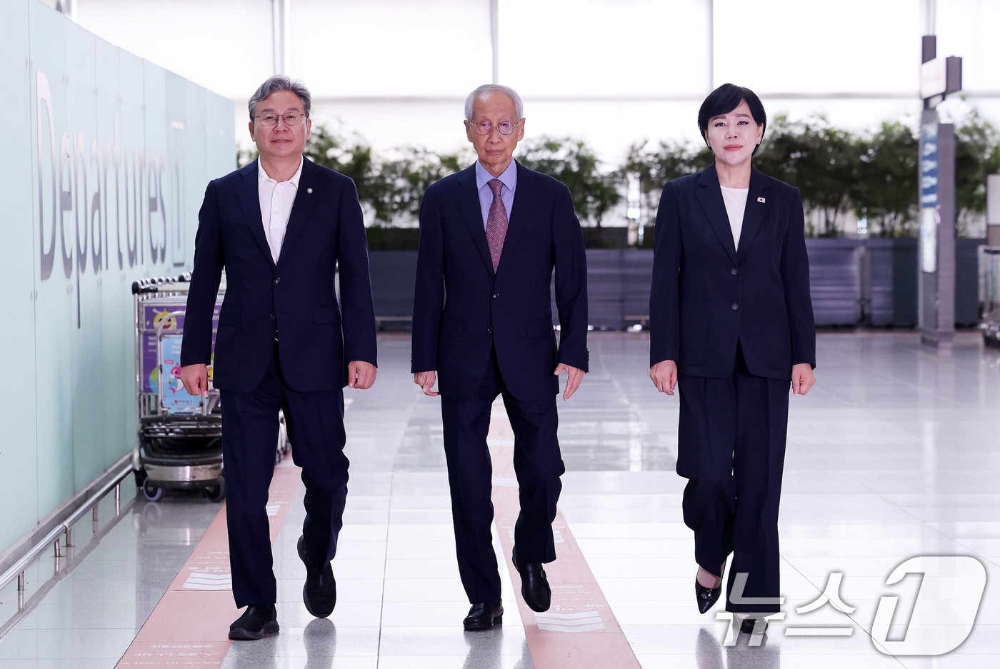 윤여준 EU 특사단장&#40;가운데&#41;과 EU특사단인 전현희·손명수 더불어민주당 의원이 14일 인천국제공항을 통해 벨기에로 출국하고 있다. EU 특사단은 EU 본부가 소재한 벨기에에서 EU 이사회 및 유럽의회 주요 인사들을 만나 &#39;한-EU 전략적 동반자 관계&#39; 강화 방안에 대해 논의할 예정이다. 2025.7.14/뉴스1 ⓒ News1 박지혜 기자