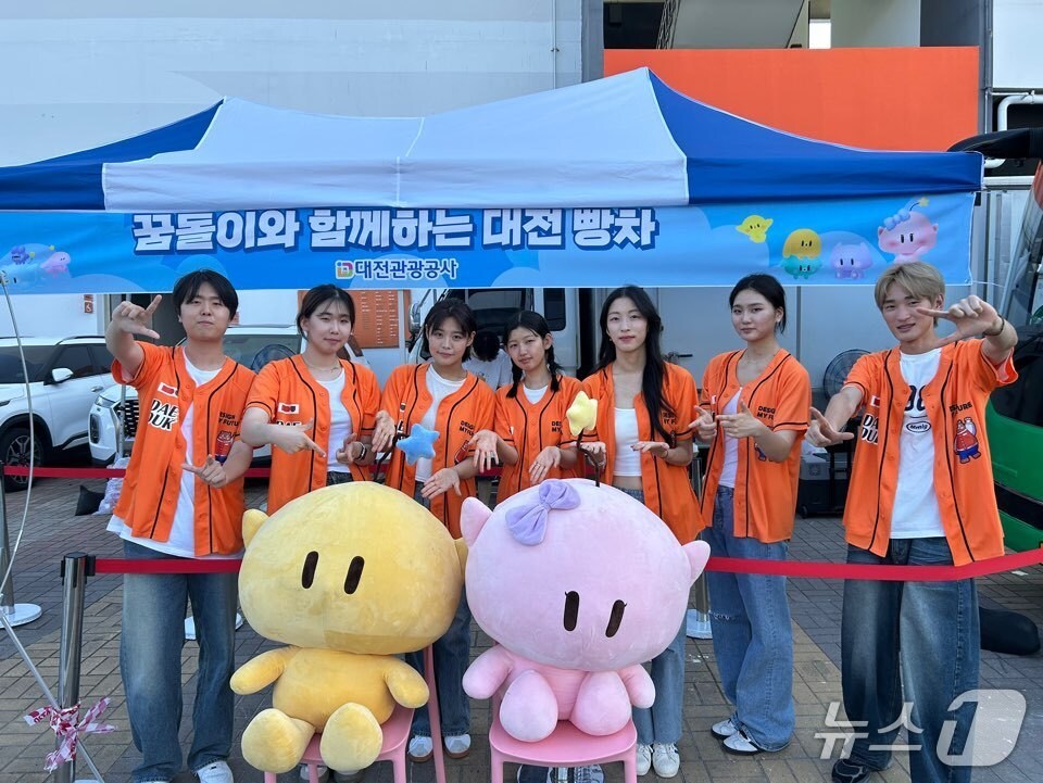  대덕대 K-모델과 학생들이 2025 KBO 올스타전 현장에서 대전0시축제 붐업을 위한 행사에 참여했다. (대덕대 제공.재판매 및 DB금지)/뉴스1