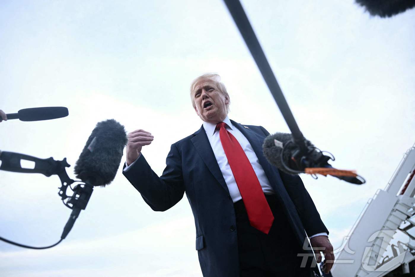 도널드 트럼프 미국 대통령이 13일&#40;현지시간&#41; &#39;2025년 FIFA 클럽 월드컵 결승전&#39;을 관람한 후 메릴랜드주 앤드루스 공군기지에 도착해 기자들의 질문을 받고 있다. 2025.7.13 ⓒ AFP=뉴스1 ⓒ News1 김경민 기자
