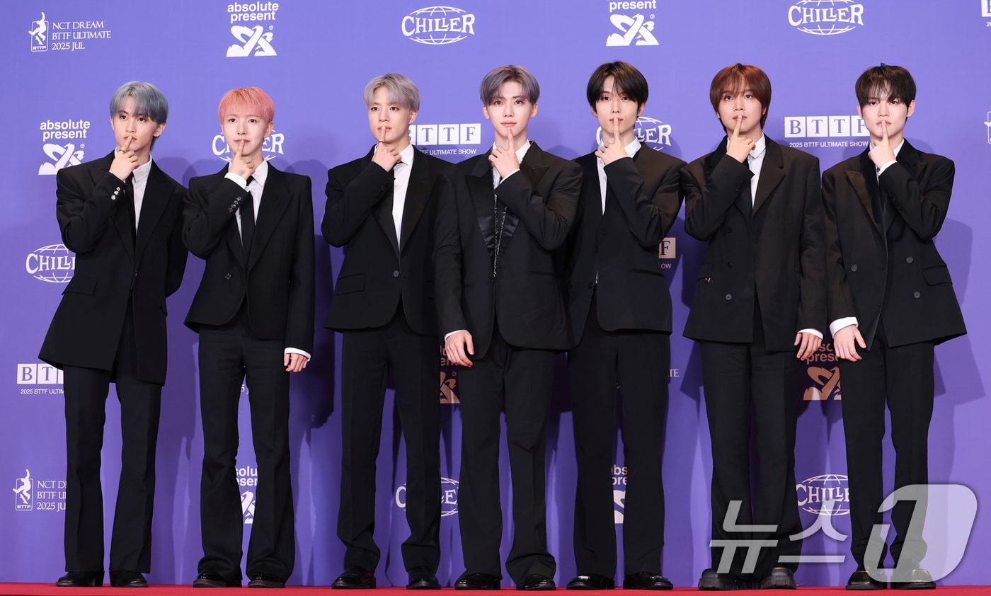 그룹 NCT DREAM(엔시티 드림, NCT 드림) 마크(왼쪽부터)와 런쥔, 제노, 재민, 지성, 해찬, 천러가 14일 오전 서울 송파구 롯데시네마 월드타워에서 가진 정규 5집 ‘Go Back To The Future’(고 백 투 더 퓨처) 발매 기념 제작 발표회에서 포즈를 취하고 있다.. 2025.7.14/뉴스1 ⓒ News1 권현진 기자