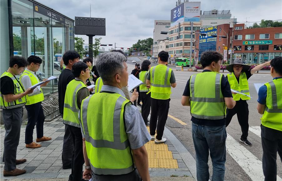한국교통안전공단 교통사고 위험지역 합동점검 모습.&#40;한국교통안전공단 제공&#41;
