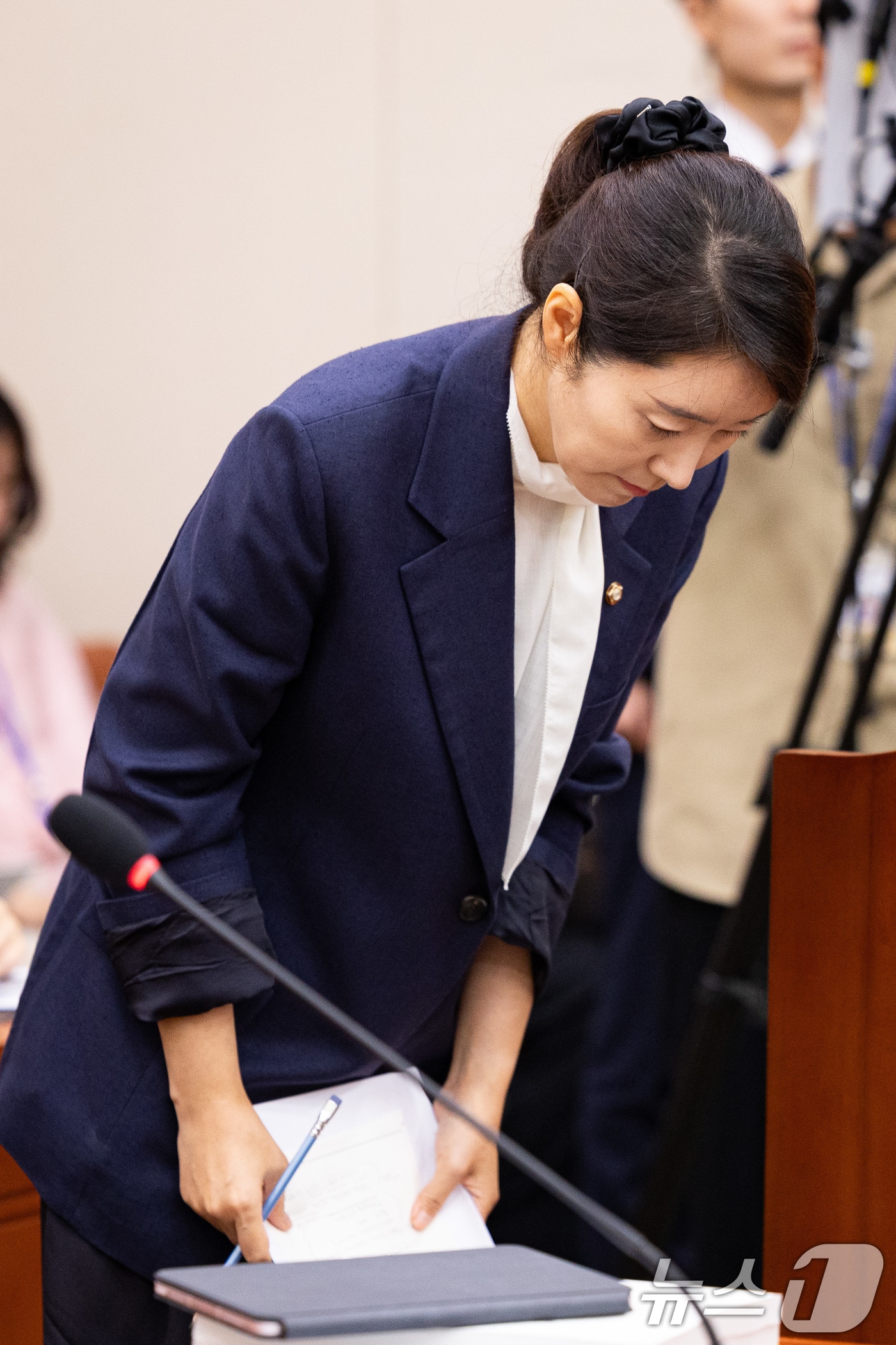 2025년 7월 14일 강선우 여성가족부 장관 후보자가 서울 여의도 국회에서 열린 인사청문회에 출석해 모두 발언 후 고개 숙여 인사하고 있다. 2025.7.14/뉴스1 ⓒ News1 유승관 기자