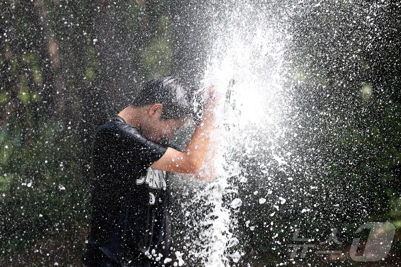 14일 광주 북구 일곡 제1근린공원 내 바닥분수에서 초등학생들이 물놀이를 하며 더위를 식히고 있다. (광주 북구 제공. 재판매 및 DB 금지) 2025.7.14/뉴스1 