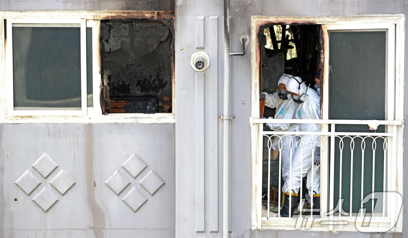 지난달 14일 80대 노모와 50대 큰아들이 숨진 부산 북구 만덕동의 한 아파트 화재 현장에서 소방당국과 경찰, 국립과학수사연구원 등 관계 기관이 합동감식을 벌이고 있다.  2025.7.14/뉴스1 ⓒ News1 윤일지 기자