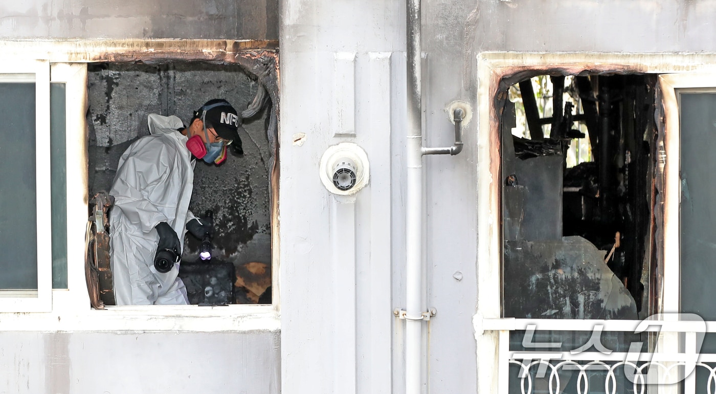 14일 80대 노모와 50대 큰아들이 숨진 부산 북구 만덕동의 한 아파트 화재 현장에서 소방당국과 경찰, 국립과학수사연구원 등 관계 기관이 합동감식을 벌이고 있다.  2025.7.14/뉴스1 ⓒ News1 윤일지 기자