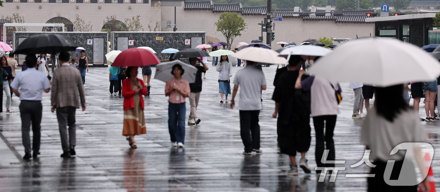 시민들이 우산을 쓴 채 발걸음을 옮기고 있다.(사진은 기사 내용과 무관함) / 뉴스1 ⓒ News1