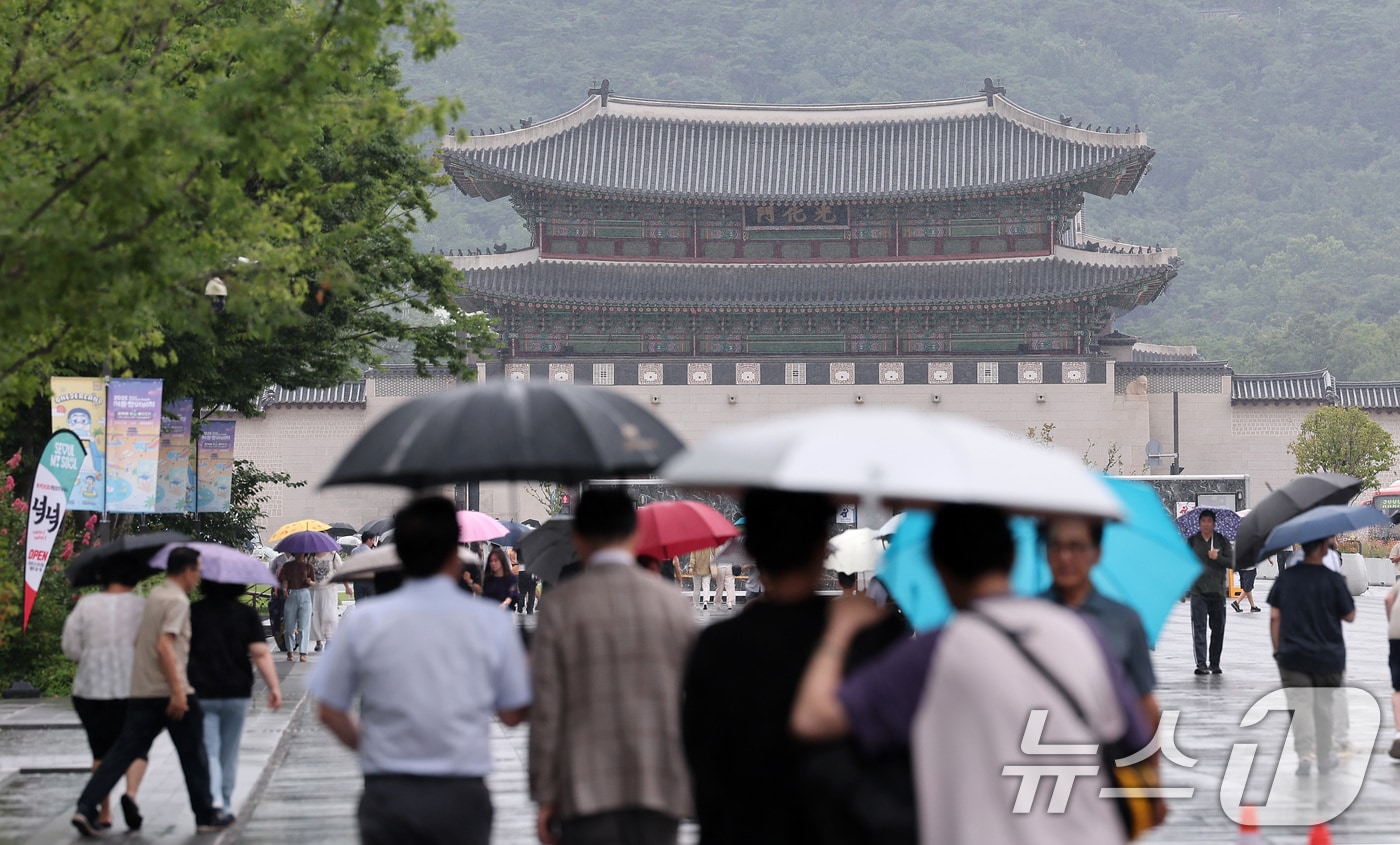 전국 대부분 지역에 비가 내린 14일 서울 종로구 광화문광장에서 시민들이 우산을 쓴 채 발걸음을 옮기고 있다. 2025.7.14/뉴스1 ⓒ News1 김성진 기자