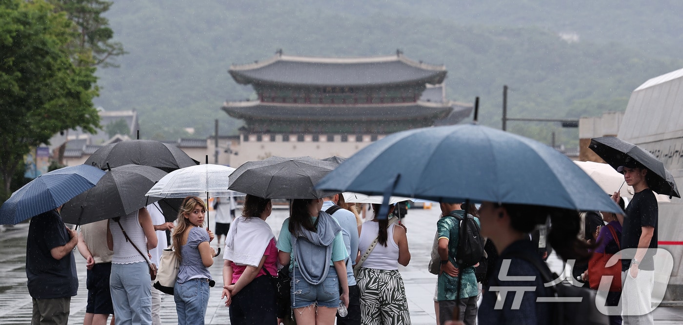 전국 대부분 지역에 비가 내린 14일 서울 종로구 광화문광장에서 시민들이 우산을 쓴 채 발걸음을 옮기고 있다. 2025.7.14/뉴스1 ⓒ News1 김성진 기자