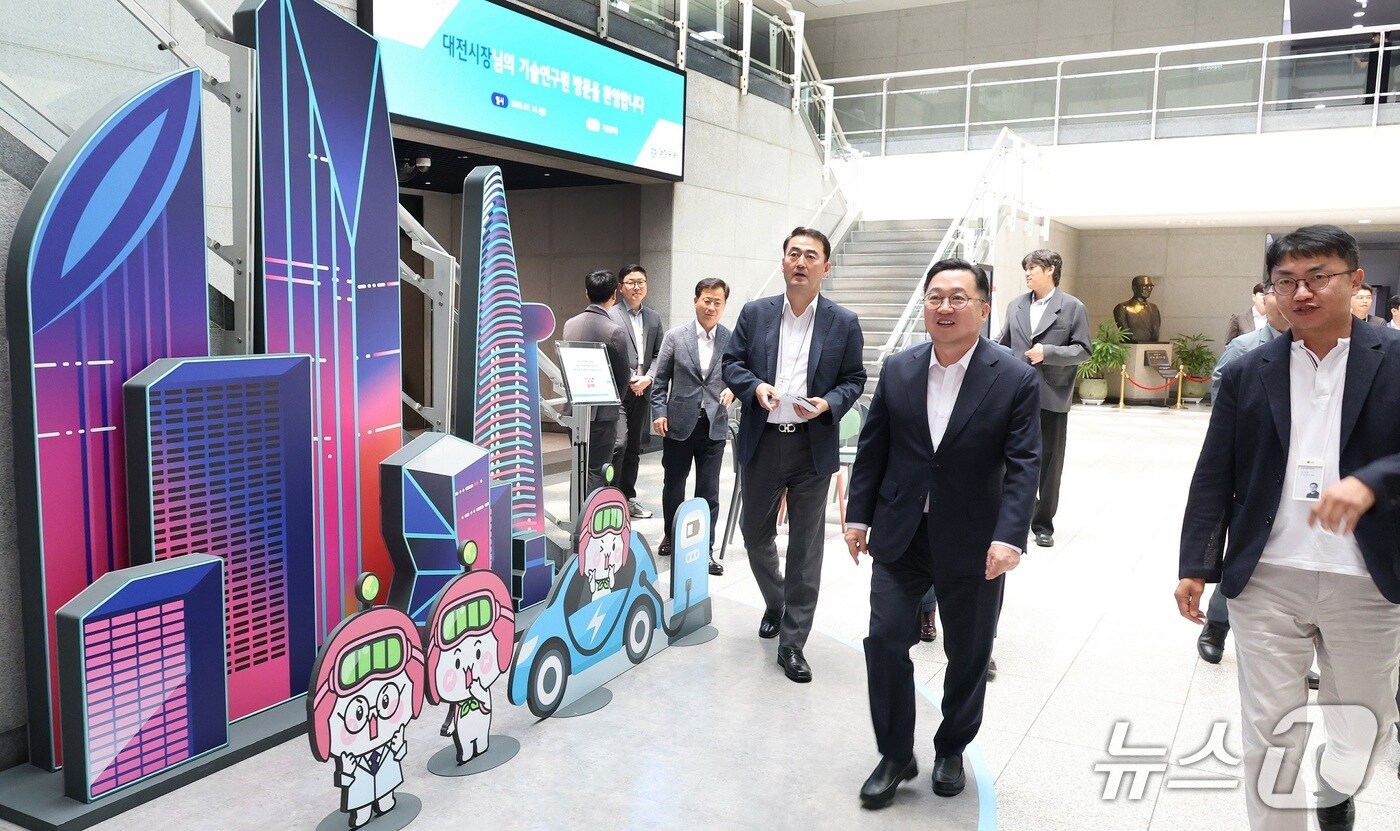 이장우 대전시장이 14일 LG에너지솔루션 기술연구원을 방문하고 있다.&#40;대전시 제공. 재판매 및 DB금지&#41;/뉴스1