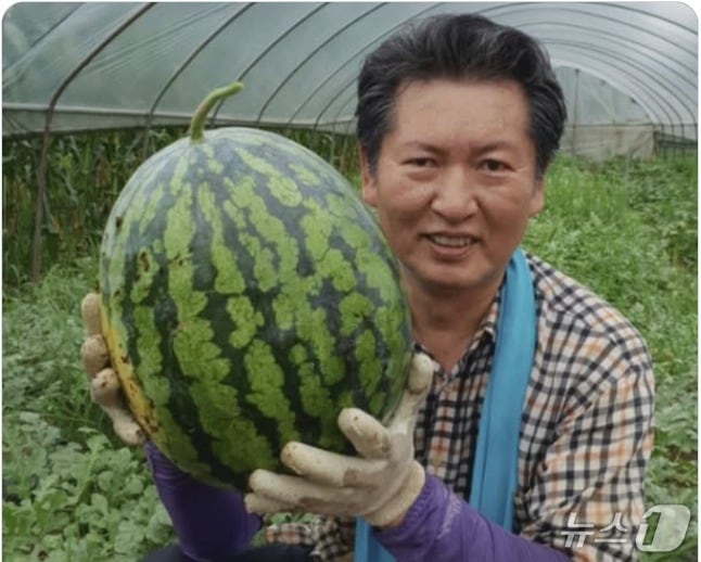 2016년 여름 농사지은 왕수박을 손에 들어 보이고 있는 정청래 더불어민주당 의원. (SNS 갈무리) ⓒ 뉴스1