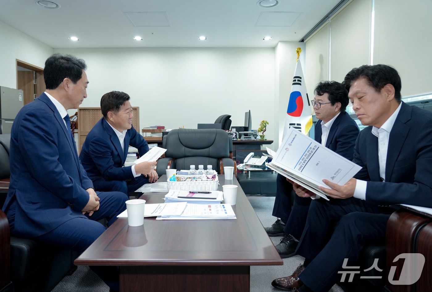 오영훈 제주지사가 14일 정부서울청사 창성동 별관에서 이한주 국정기획위원회 위원장, 박수현 국가균형성장특별위원회 위원장 등과 면담하고 있다.(제주도 제공. 재판매 및 DB 금지)