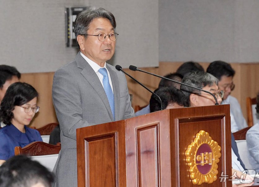 강기정 광주시장이 14일 오전 시의회 본회의장에서 열린 제334회 임시회 제2차 본회의 시정질문에 참석해 시정질문 답변을 하고 있다.(광주시 제공. 재판매 및 DB 금지). /뉴스1