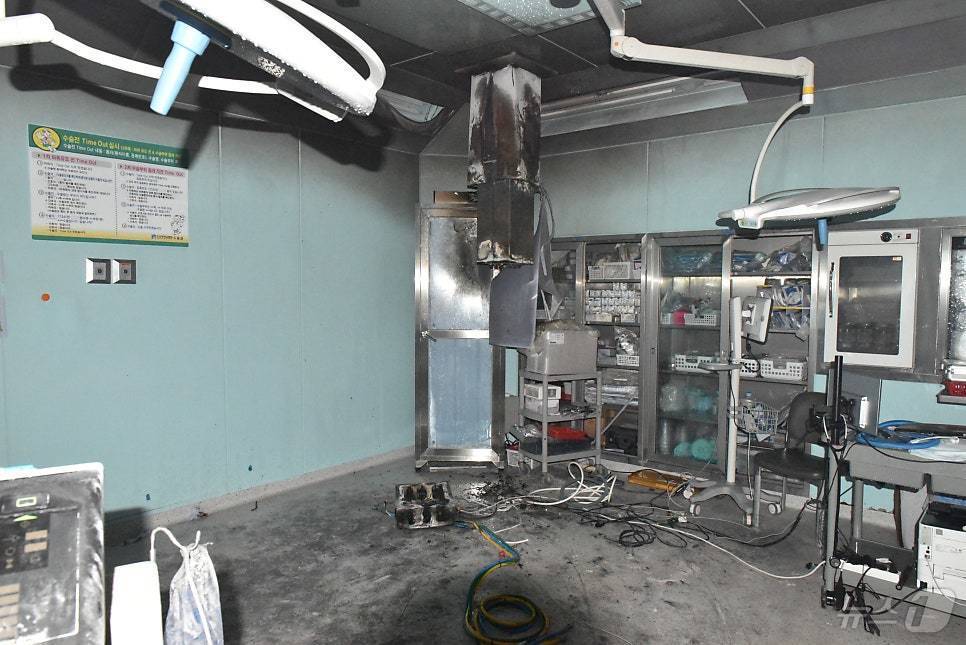 14일 오전 8시 12분쯤 광주 동구 조선대학교 병원 신관 3층 수술실 7번방에서 불이 나 10분 만에 자체 진화됐다. 당국은 전기공급장치에서 불이 시작된 것으로 추정하고 있다. 사진은 화재가 난 수술실 내부 모습. &#40;동부소방 제공. 재판매 및 DB 금지&#41; 2025.7.14/뉴스1 ⓒ News1 이승현 기자