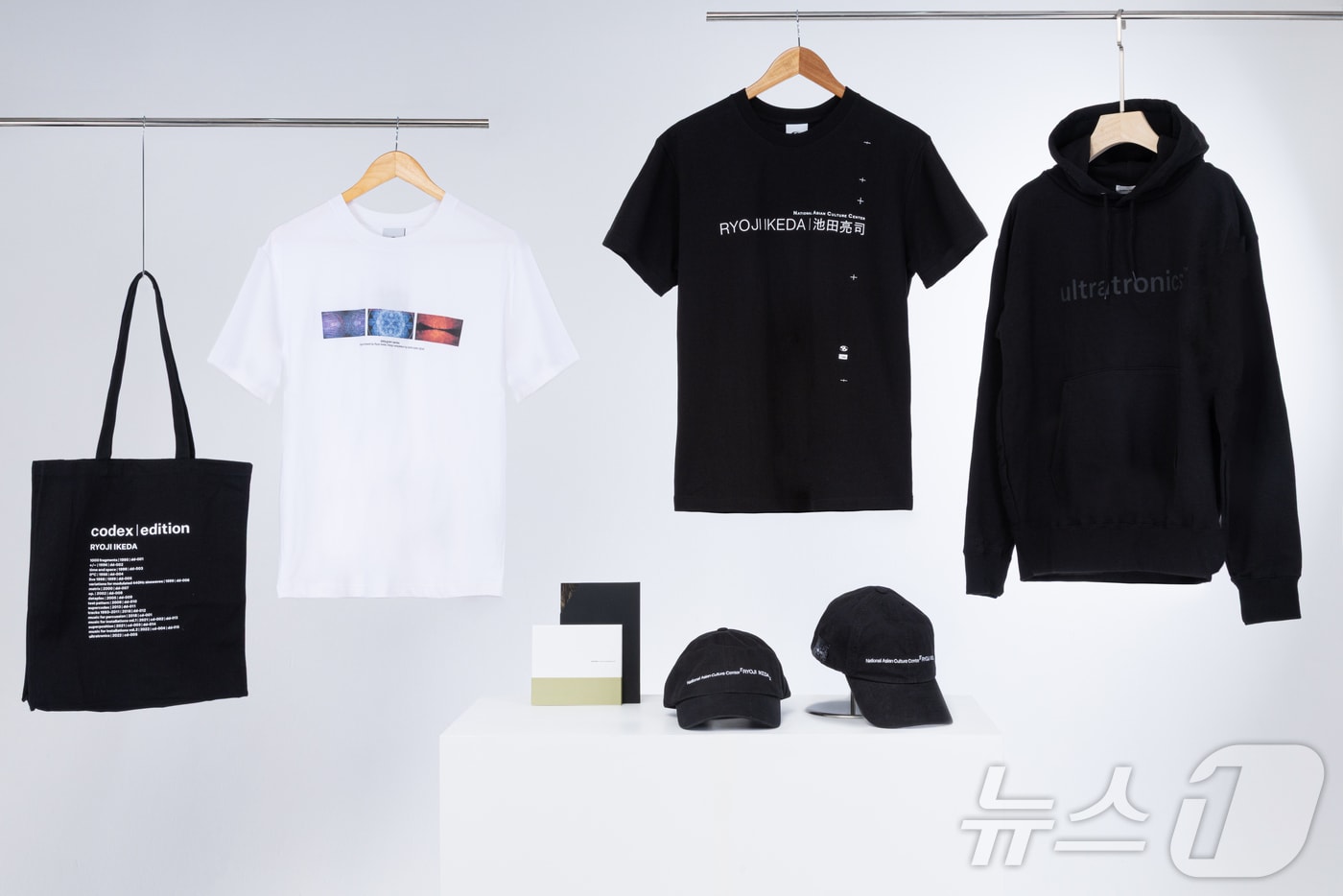 ACC &#39;료지 이케다&#39; 전시 협업 상품 &#40;ACC 제공. 재판매 및 DB금지&#41; /뉴스1 