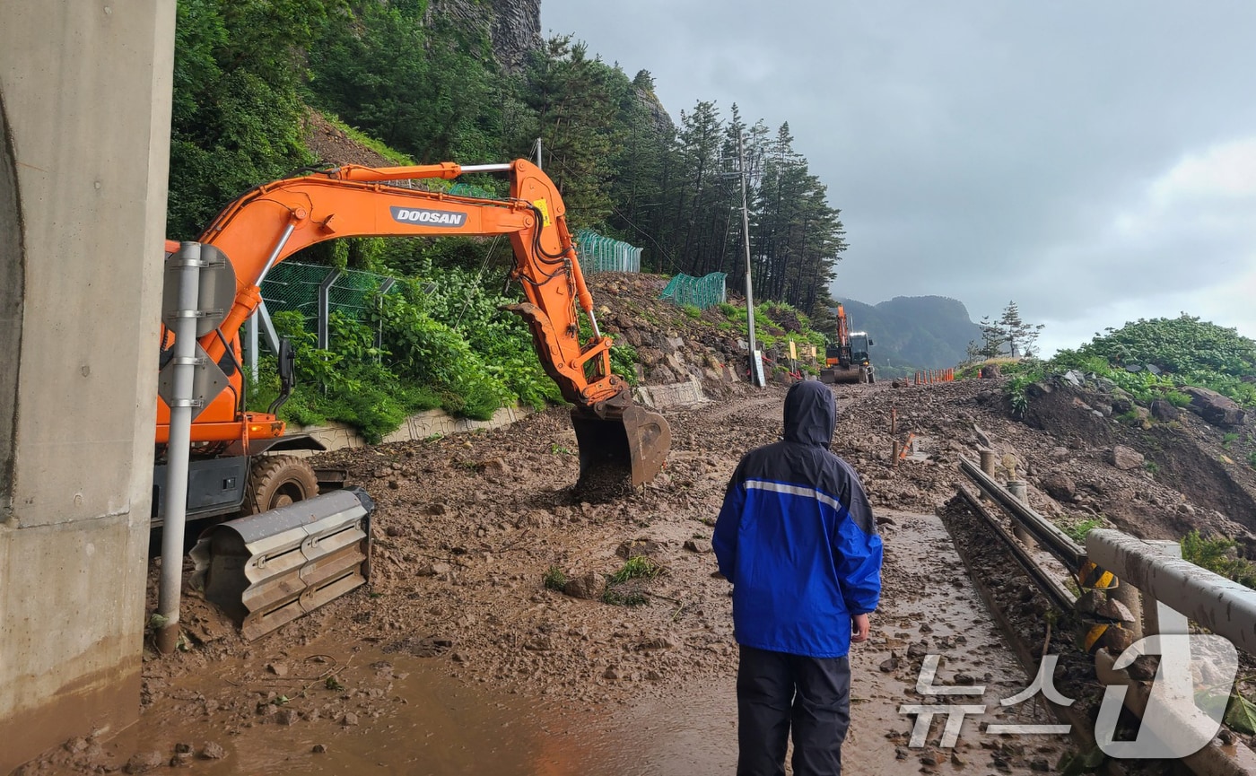 14일 경북 울릉군 현포리 노인봉 도로 구간에서 다량의 낙석과 토사가 흘러내려 교통이 통제되고 있다. (울릉군 제공, 재판매 및 DB금지) 2025.7.14/뉴스1 ⓒ News1 최창호 기자