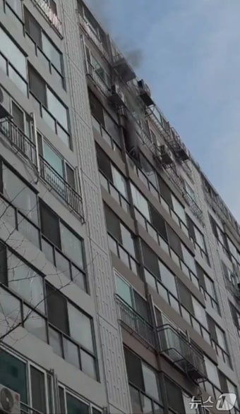 전북소방본부가 도내 노후·스프링클러 미설치 아파트를 대상으로 화재안전대책에 나선다. 사진은 지난 3월 군산 아파트 화재.(전북소방 제공. 재판매 및 DB금지)