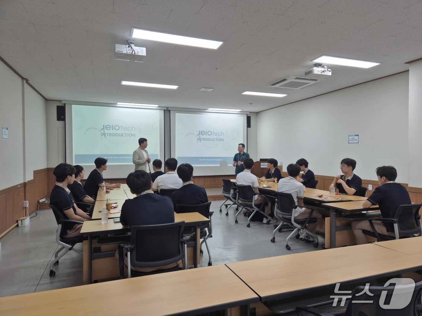 동아마이스터고 학생들이 지역의 반도체 장비 기업인 ㈜제이오텍을 방문해 기업 소개를 듣고 있다. (한밭대 제공.재판매 및 DB금지)/뉴스1