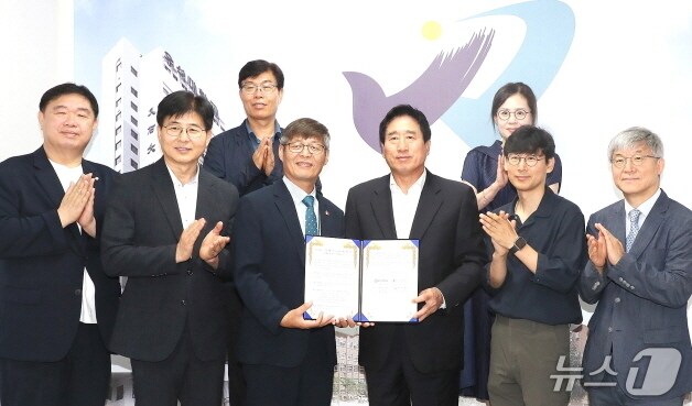 우석대학교와 전북교육청 미래교육연구원이 14일 업무협약을 맺고 AI 교육 강화를 위해 힘을 모으기로 했다.(우석대 제공, 재판매 및 DB 금지)/뉴스1