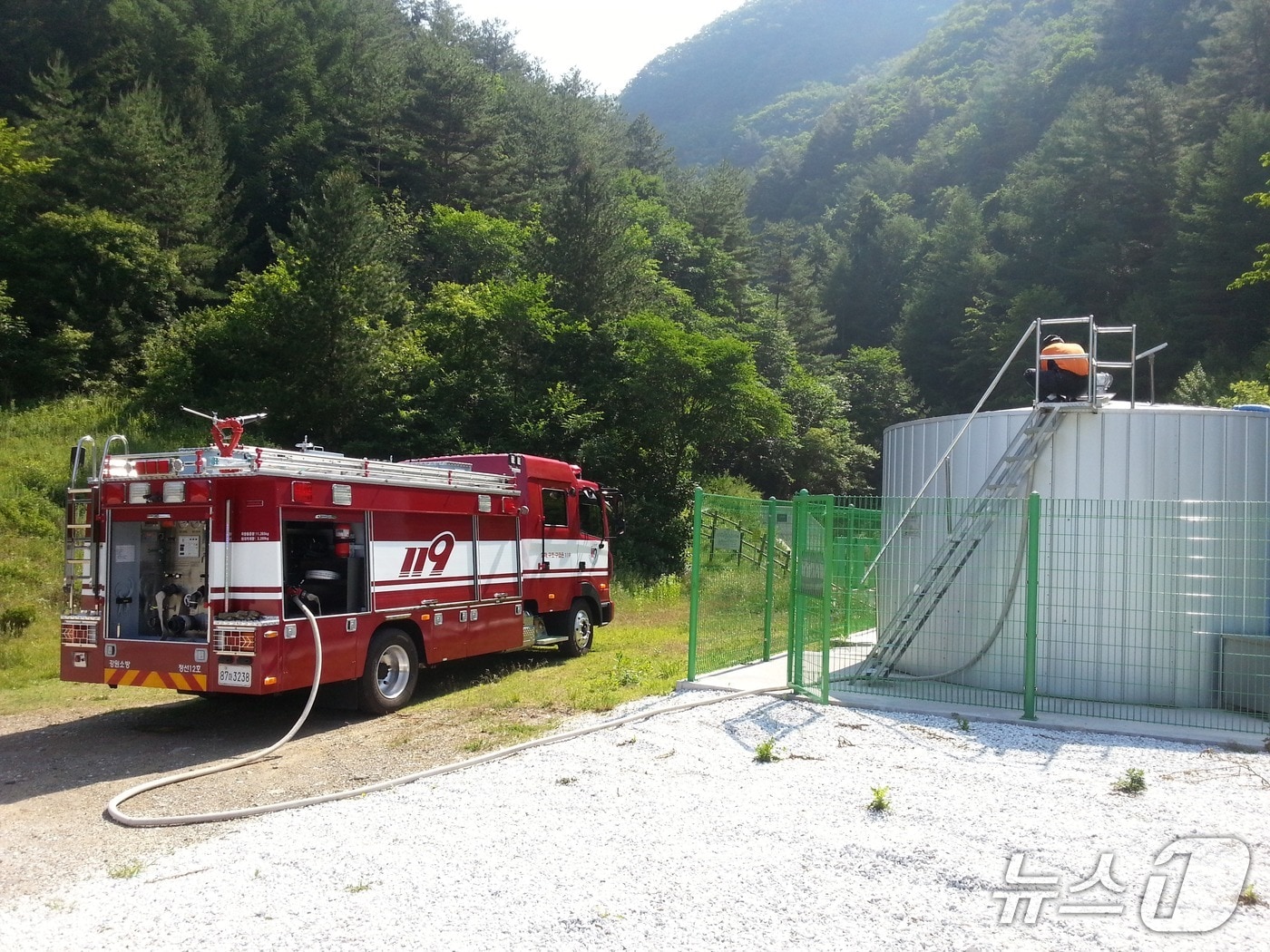 강원특별자치도 소방본부, 급수 지원.(도소방본부 제공, 재판매 및 DB금지)