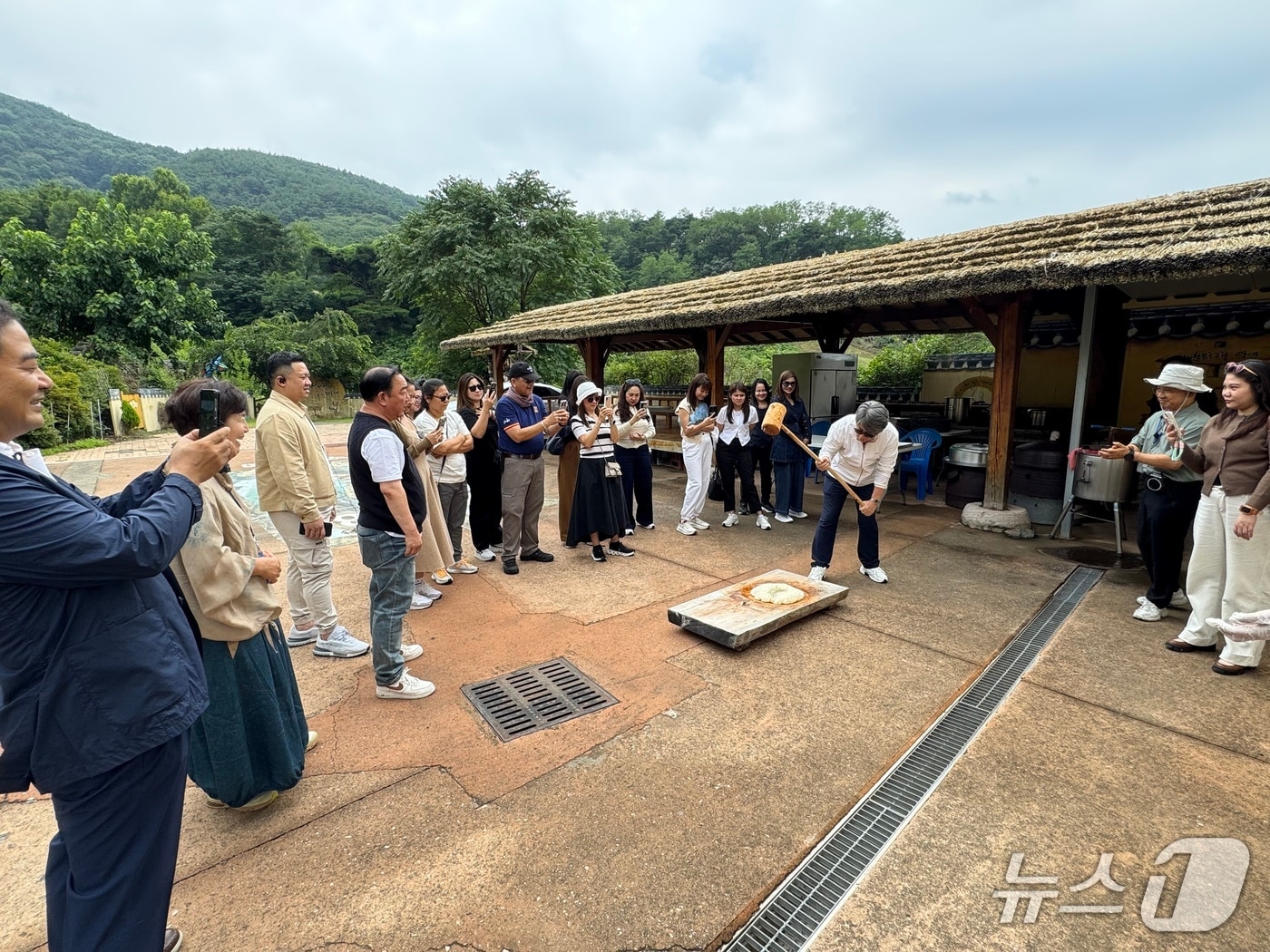 태국여행업협회 회원 20명이 14일 대구 달성군 마비정벽화마을을 찾아 체험활동을 하고 있다.(대구 달성군 제공.재판매 및 DB 금지)
