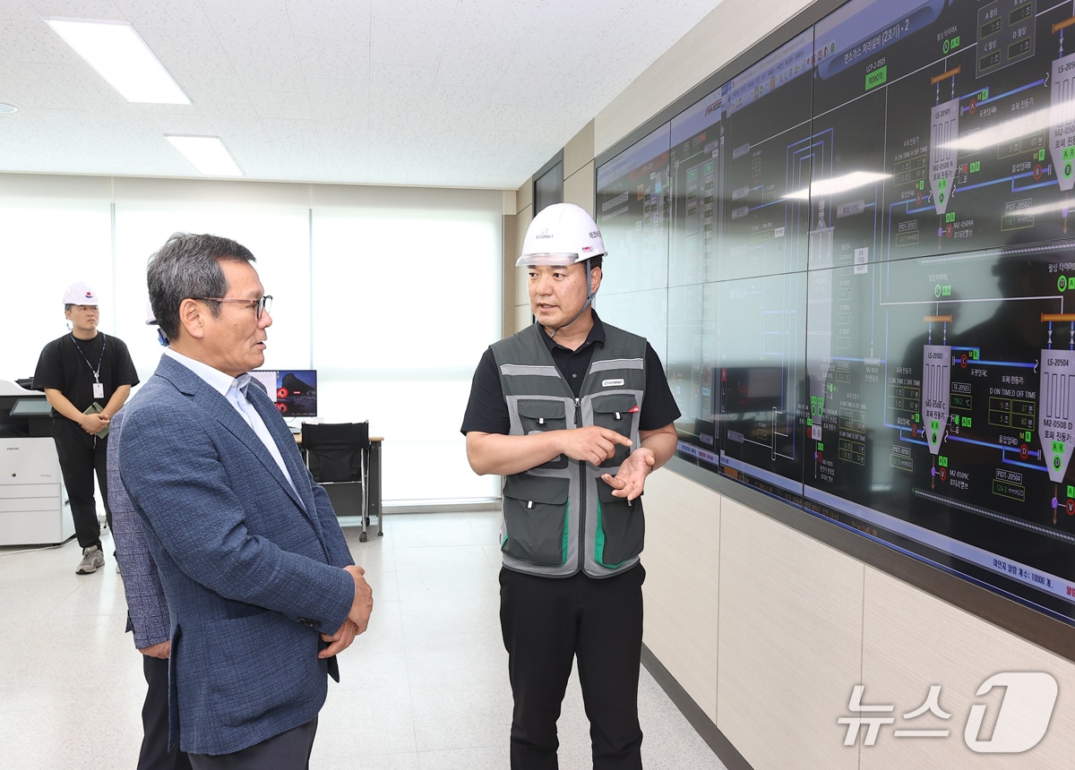 지난해 자원순환센터 현장 점검하는 김홍규 강원 강릉시장.&#40;강릉시 제공, 재판매 및 DB 금지&#41;