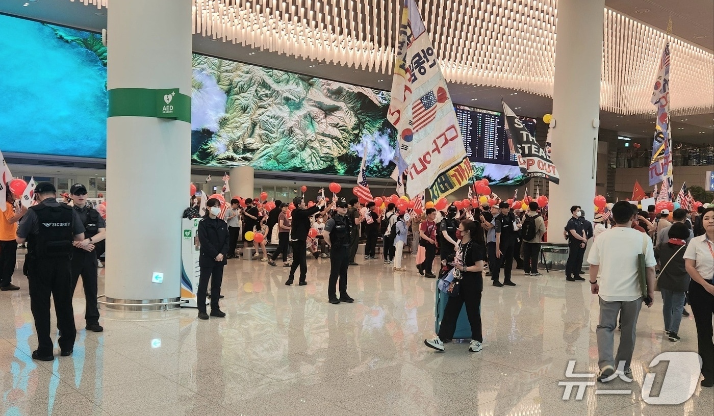 14일 오후 1시쯤 인천국제공항 제2여객터미널 D입국장에 모스 탄 전 미 국무부국제형사사법 전권 대사의 지지자들이 모여있다.(독자 제공. 재배포 및 DB금지)2025.7.14/뉴스1