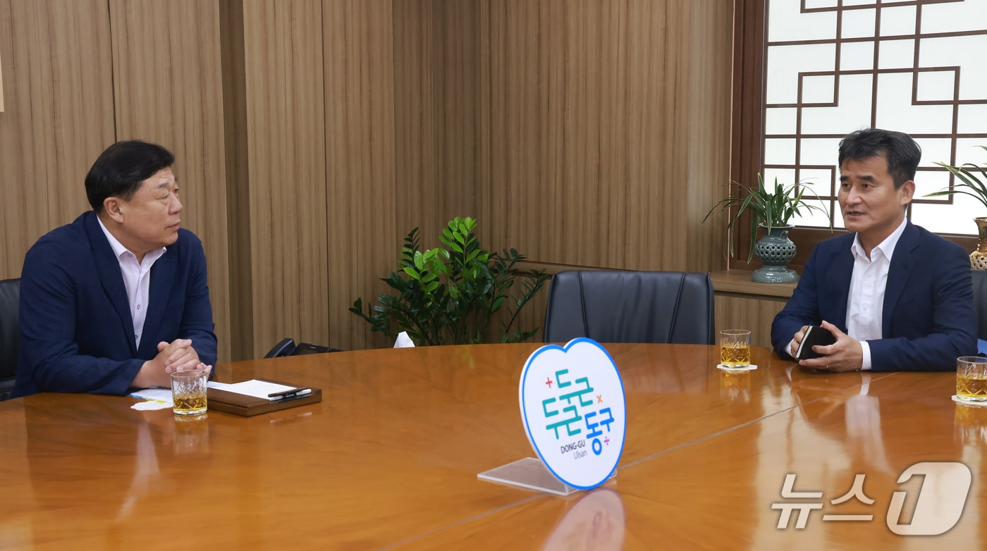 김종훈 울산 동구청장(왼쪽)이 14일 오후 구청장실에서 노형석 울산지방중소벤처기업청장과 간담회를 개최했다.(울산 동구 제공. 재판매 및 DB금지)/뉴스1