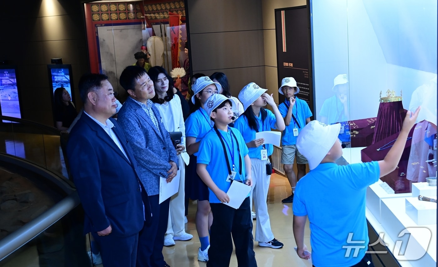 고령 세계유산 어린이 해설사들이 왕릉전시관에서 해설을 하고 있다. (고령군 제공. 재판매 및 DB금지)/뉴스1