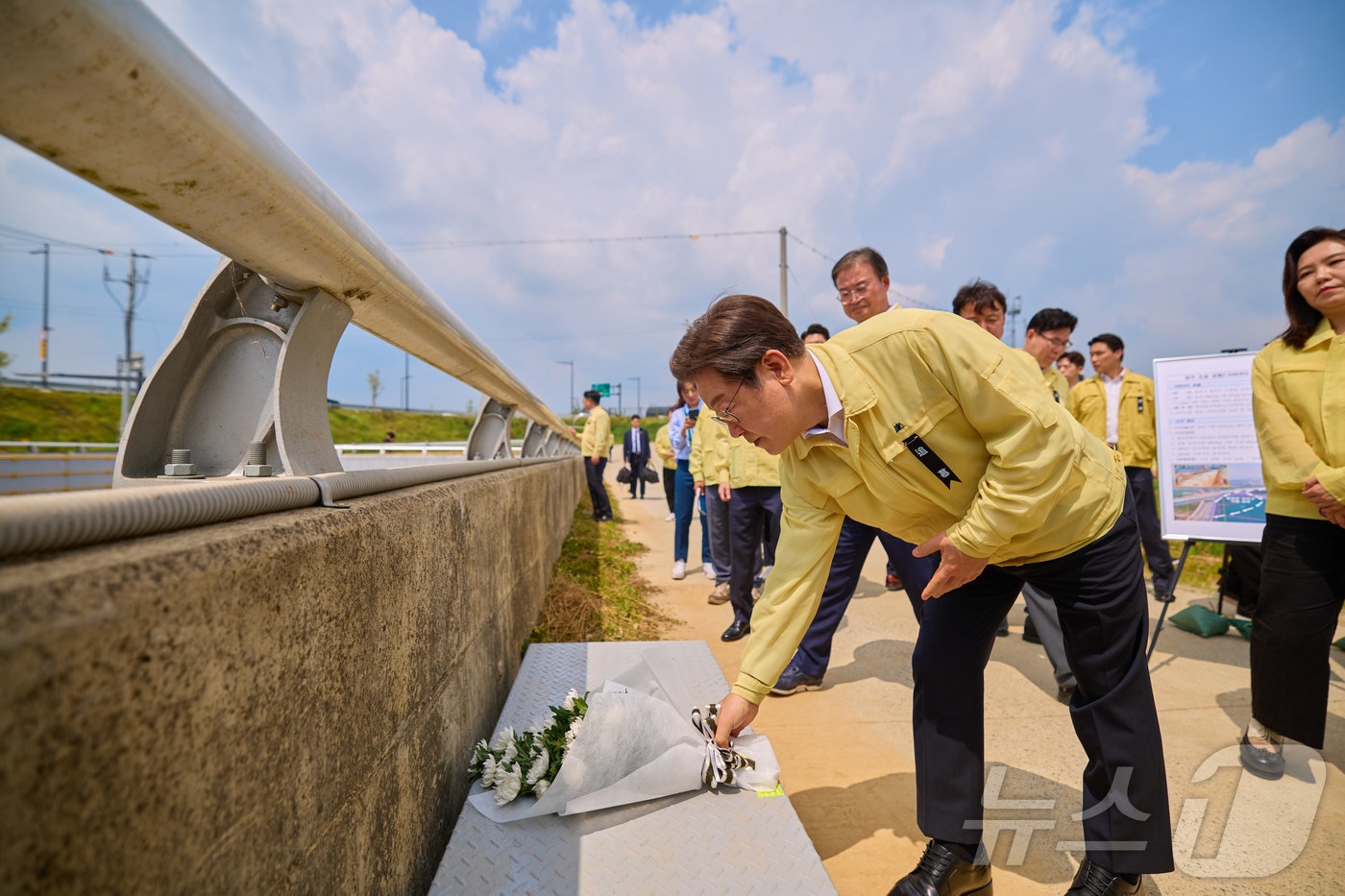 이재명 대통령이 14일 충북 청주시 흥덕구 오송읍 궁평2지하차도를 방문해 참사 추모 헌화를 하고 있다. 이 대통령은 오송 지하차도 참사 2주기를 하루 앞둔 이날 참사 현장을 찾아 “관리 부실로 인한 인명사고는 엄격히 처벌해야 한다”고 강조했다. (대통령실 제공. 재판매 및 DB 금지) 2025.7.14/뉴스1 ⓒ News1 허경 기자