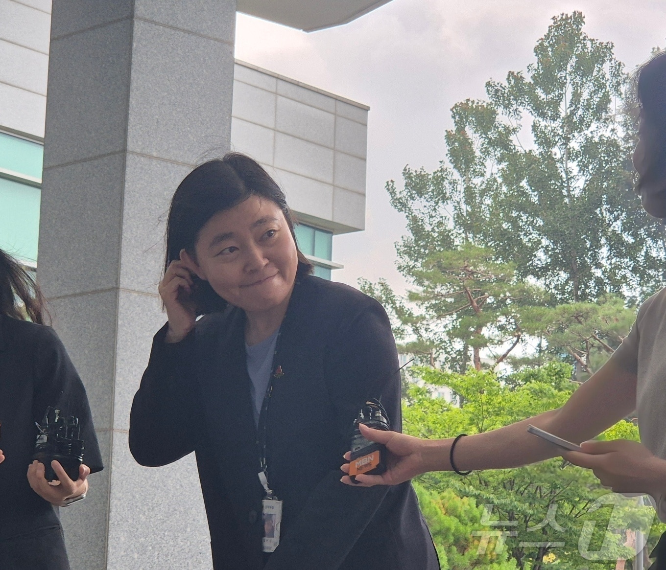 임은정 신임 서울동부지검장(51·사법연수원 30기)이 4일 오전 첫 출근하며 취재진의 질문을 받고 있다. 2025.07.04/뉴스1 ⓒ News1 남해인 기자