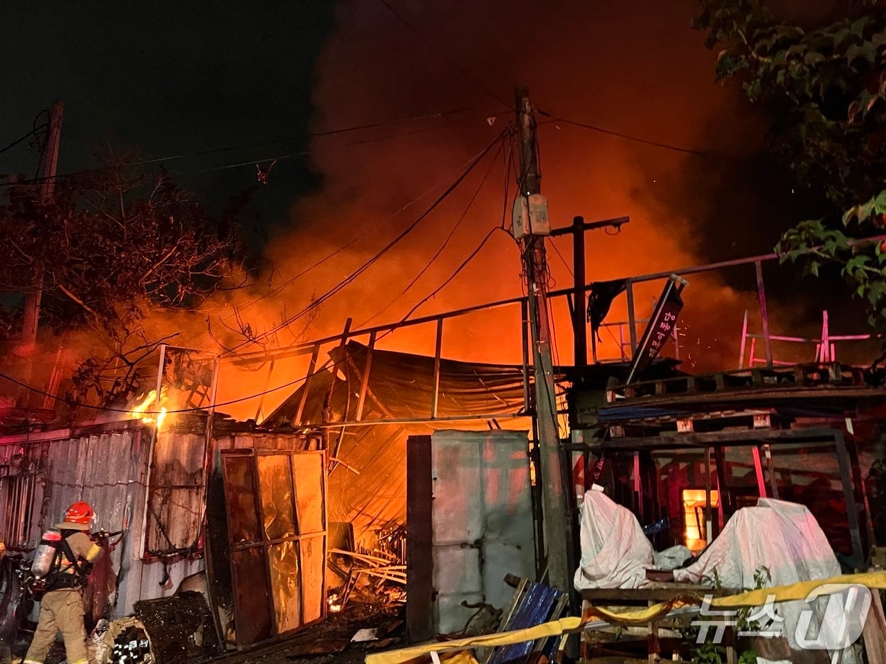 14일 오후 10시48분께 대전 서구 가수원동의 한 가구 제작 공장에서 불이 나 4시간 40분 만에 꺼졌다.(대전소방본부 제공) /뉴스1