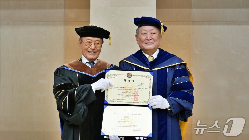 왼쪽부터 윤윤수 미스토홀딩스 회장, 박정운 한국외대 총장. &#40;한국외대 제공&#41;