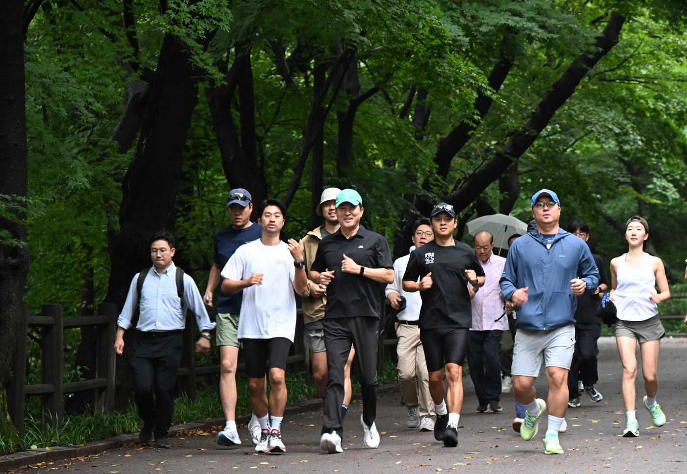 오세훈 서울시장이 '아침현장소통' 첫 날인 15일 시민과 함께 남산 북측순환로를 달리고 있다.(서울시 제공)